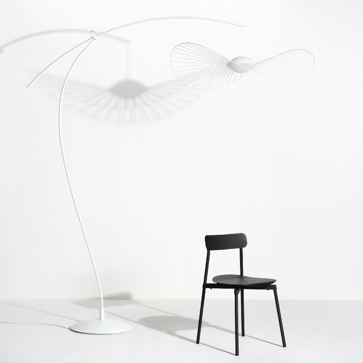 Lampadaire Vertigo Nova de Constance Guisset - Petite Friture-en situation, Blanc-The Woods Gallery