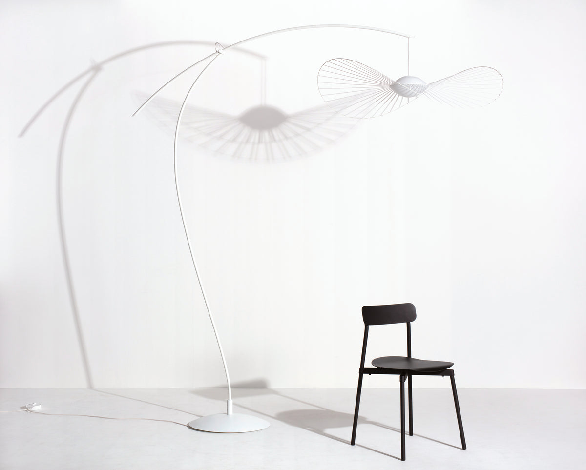 Lampadaire Vertigo Nova de Constance Guisset - Petite Friture-en situation, avec chaise-The Woods Gallery