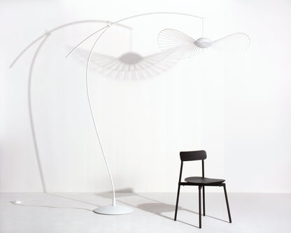 Lampadaire Vertigo Nova de Constance Guisset - Petite Friture-en situation, avec chaise-The Woods Gallery