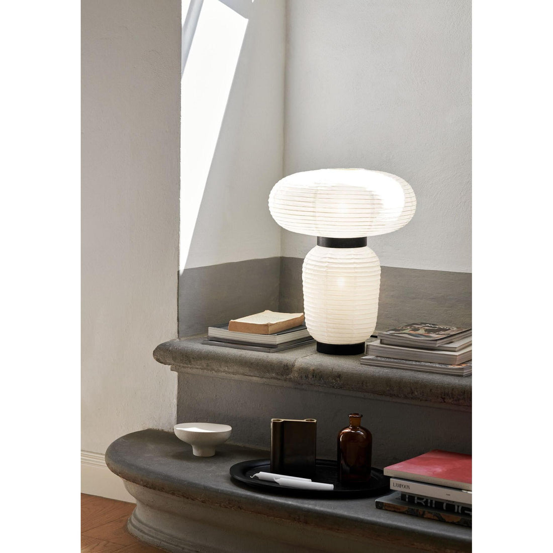 Lampe à poser Formakami JH18 - &amp;Tradition-Ivoire / chêne noir-The Woods Gallery