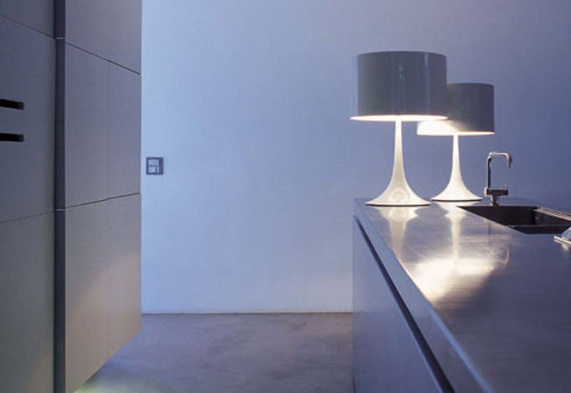 Lampe à poser Spun Light T2 de Sebastian Wrong - Flos-Noir-The Woods Gallery