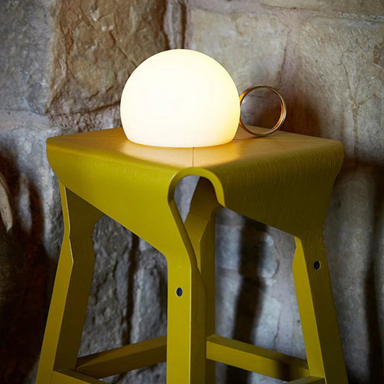 Lampe baladeuse Circ - Estiluz-Noir-Petite poignée en métal-The Woods Gallery