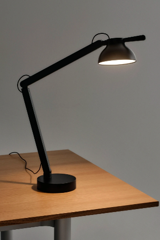 Lampe de bureau PC de Pierre Charpin - Hay-The Woods Gallery