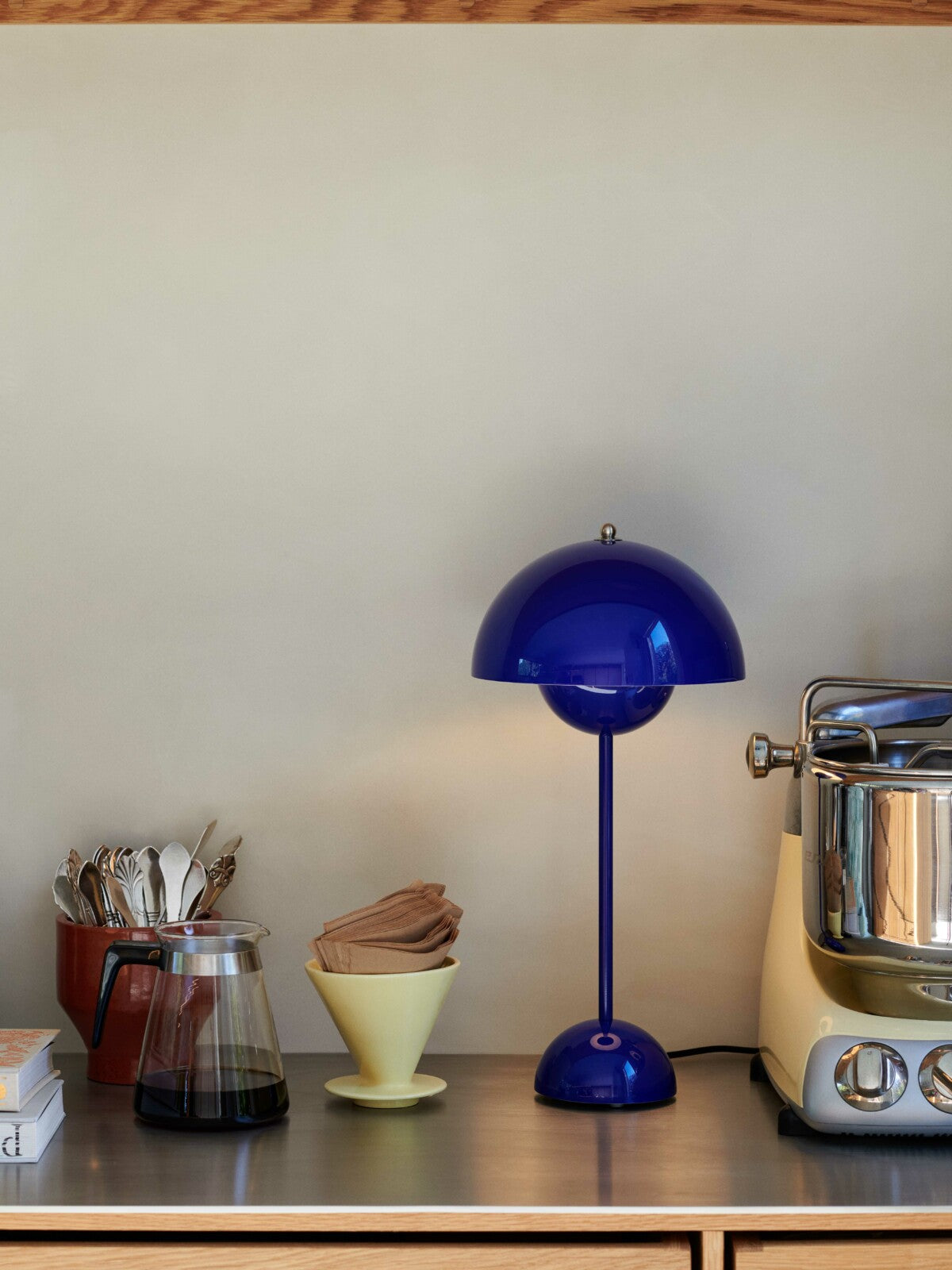 Lampe de table Flowerpot VP3 de Verner Panton - &amp;Tradition-Rose acidulé-The Woods Gallery