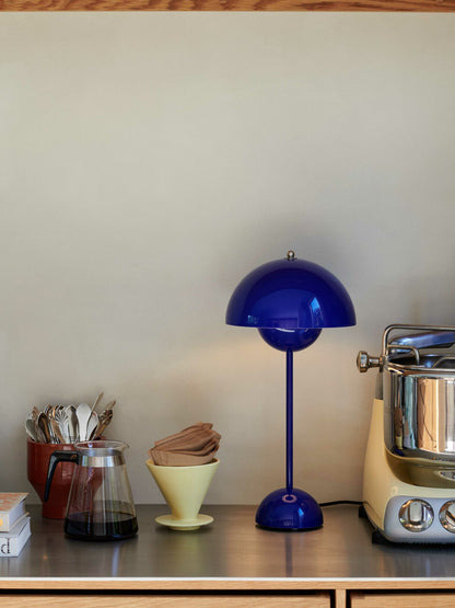 Lampe de table Flowerpot VP3 de Verner Panton - &amp;Tradition-Rose acidulé-The Woods Gallery
