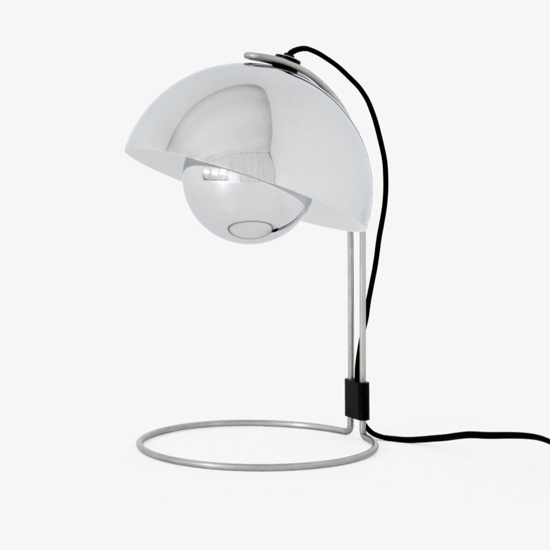 Lampe de table Flowerpot VP4 de Verner Panton - &amp;Tradition-Chromé-The Woods Gallery