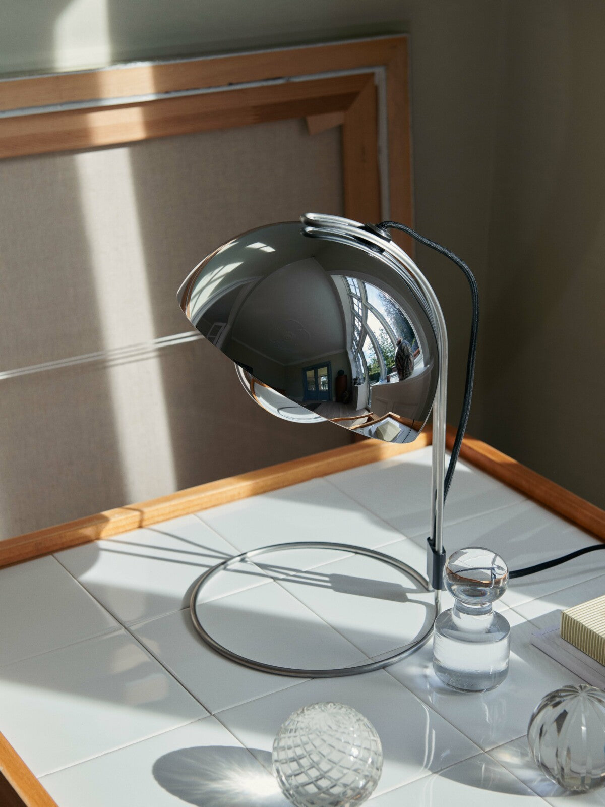 Lampe de table Flowerpot VP4 de Verner Panton - &amp;Tradition-Chromé-The Woods Gallery