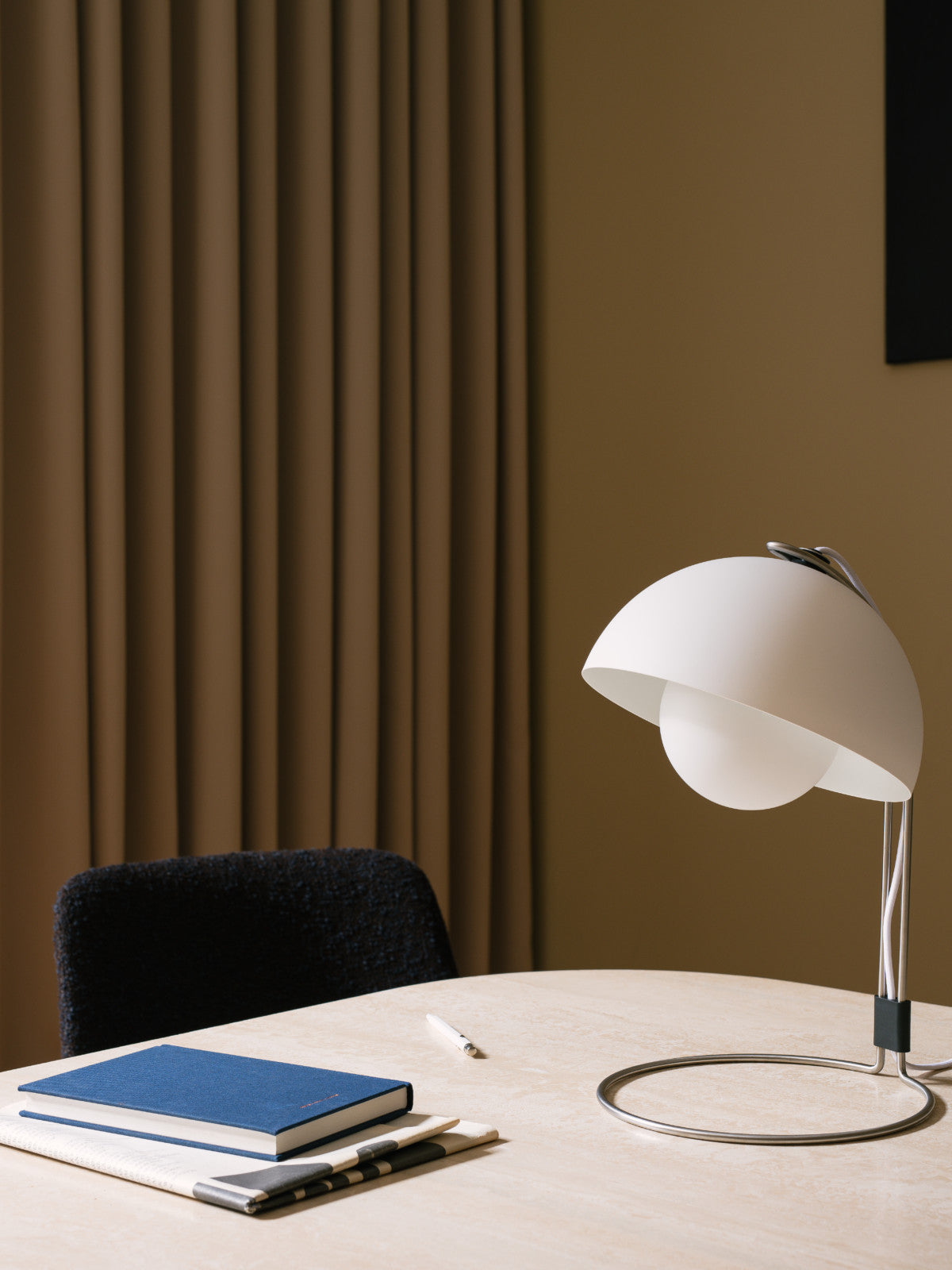 Lampe de table Flowerpot VP4 de Verner Panton - &amp;Tradition-Chromé-The Woods Gallery