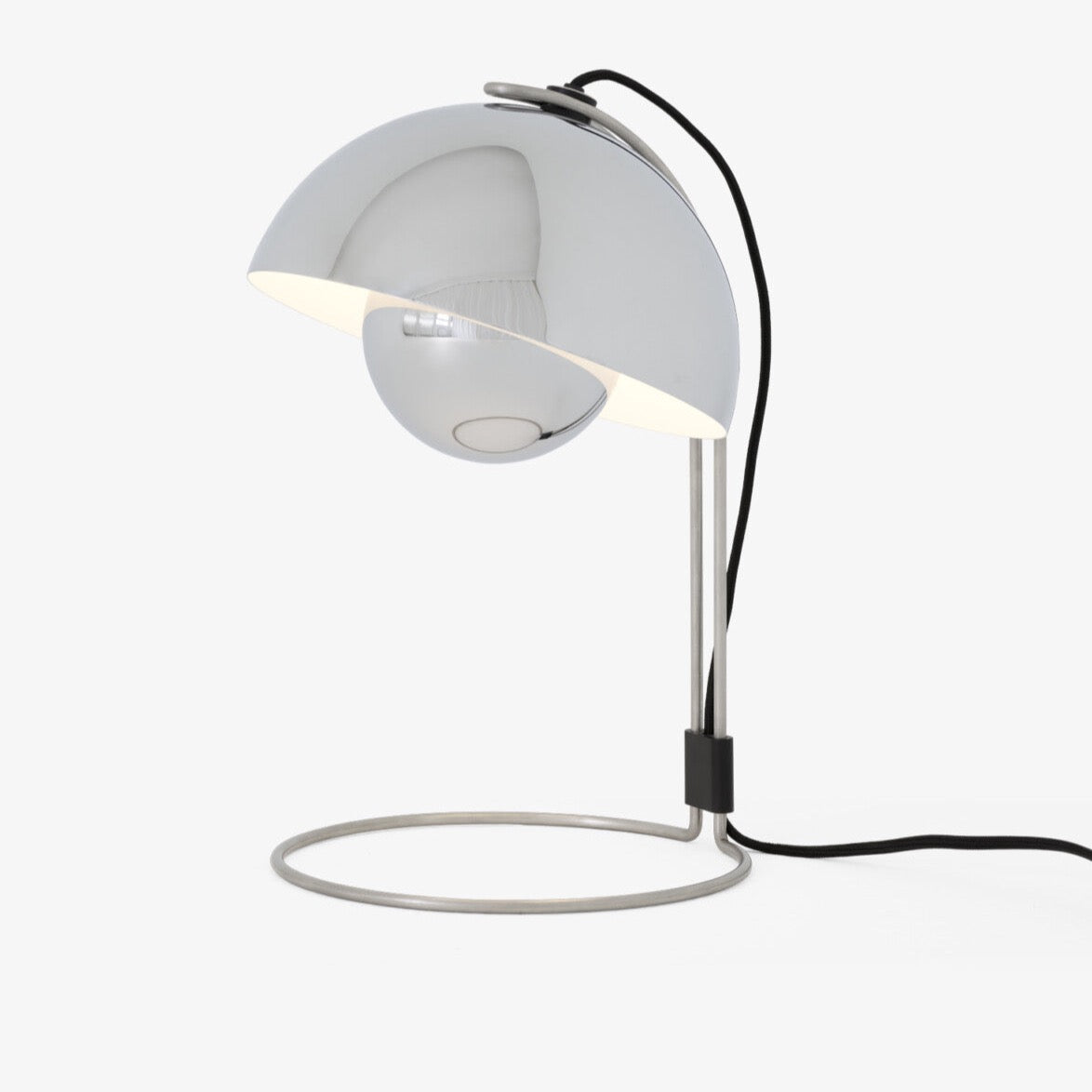 Lampe de table Flowerpot VP4 de Verner Panton - &amp;Tradition-Chromé-The Woods Gallery