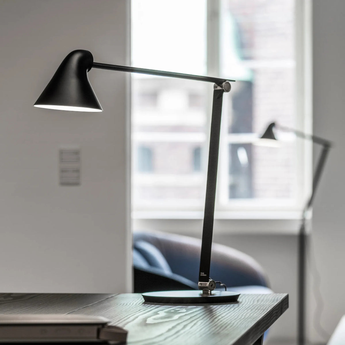 Lampe de table NJP - Louis Poulsen-Gris aluminium clair-LED 2700K 10W-Pied-The Woods Gallery