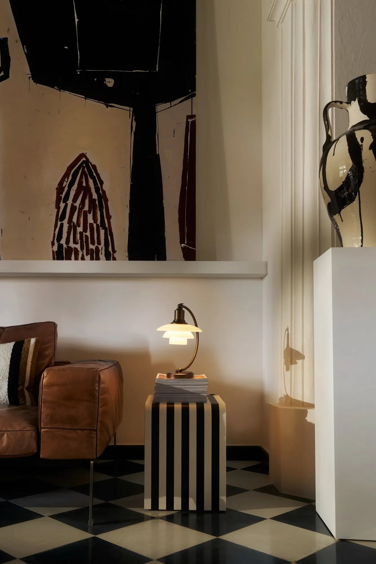Lampe de table PH 2/2 Luna Poul Henningsen - Louis Poulsen-Laiton patiné et verre opalin-The Woods Gallery