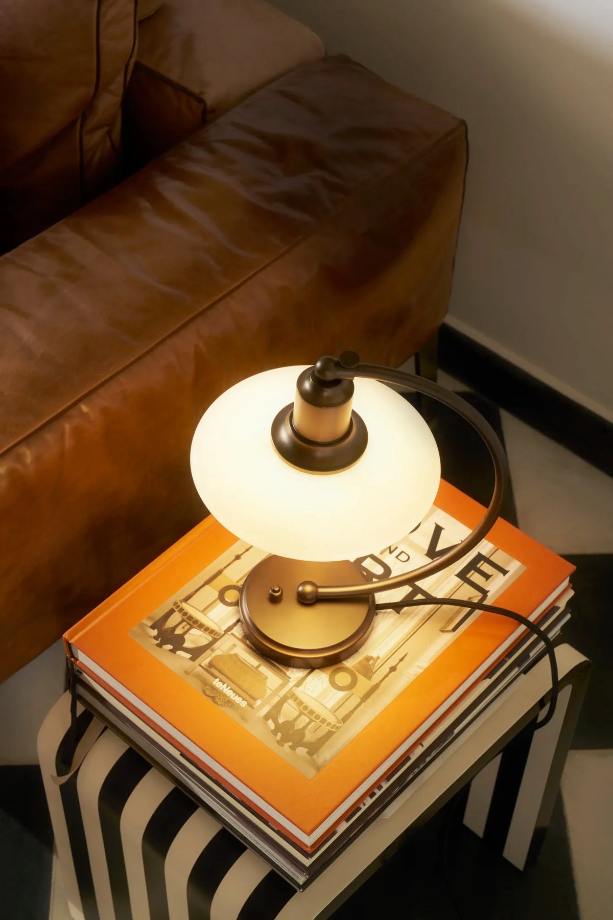 Lampe de table PH 2/2 Luna Poul Henningsen - Louis Poulsen-Laiton patiné et verre opalin-The Woods Gallery