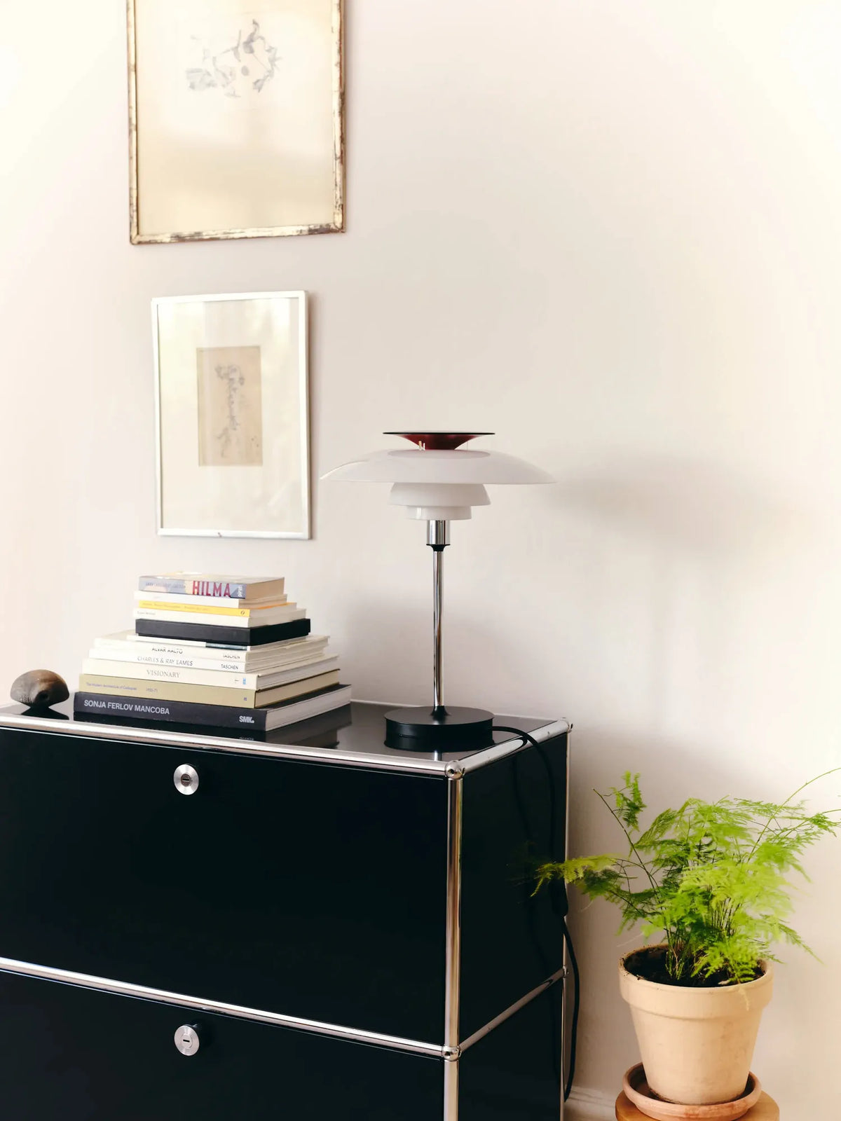 Lampe de table PH 80 de Poul Henningsen - Louis Poulsen-Blanc opalin et chrome-The Woods Gallery