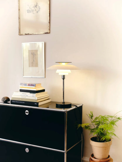 Lampe de table PH 80 de Poul Henningsen - Louis Poulsen-Blanc opalin et chrome-The Woods Gallery