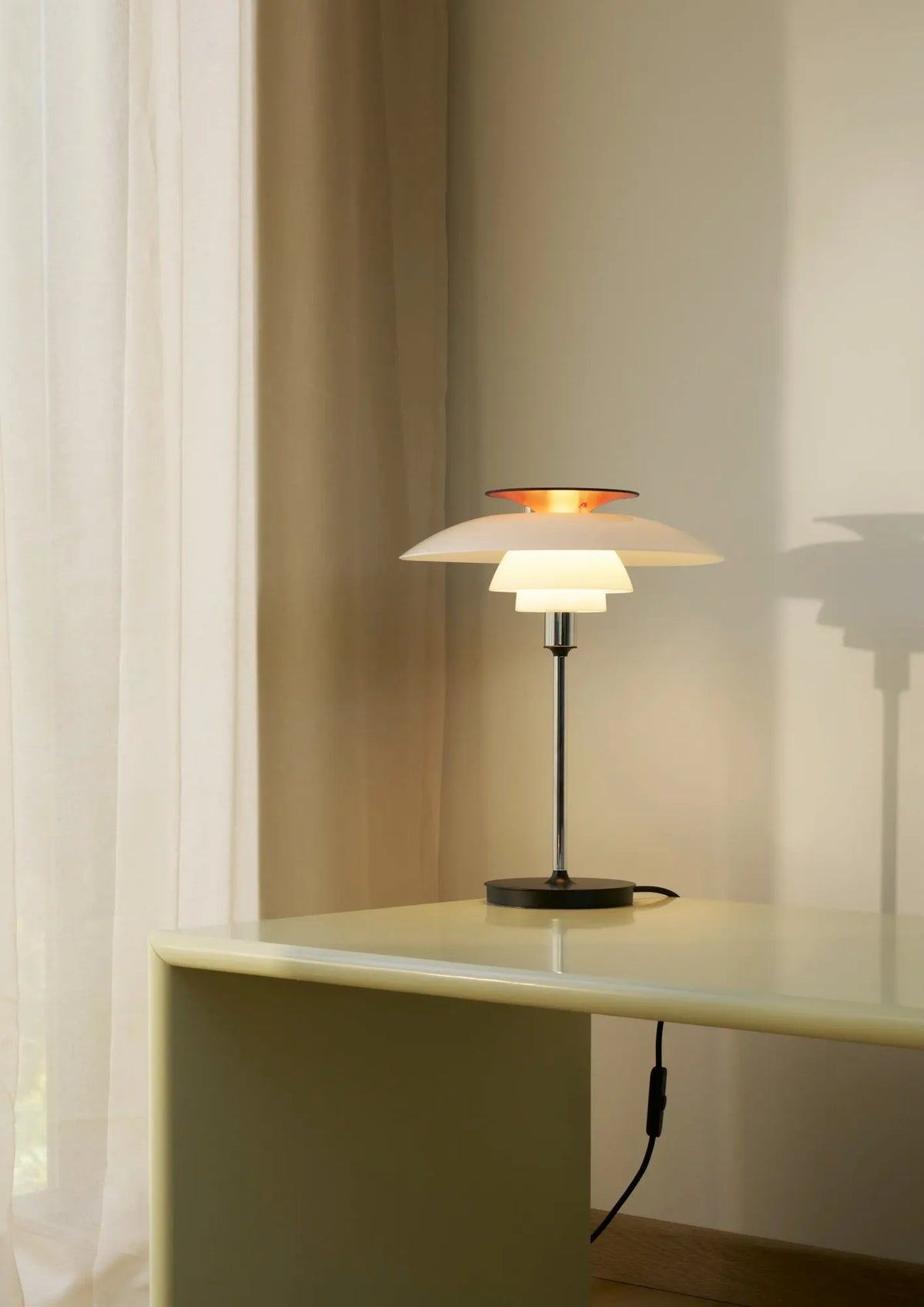 Lampe de table PH 80 de Poul Henningsen - Louis Poulsen-Blanc opalin et chrome-The Woods Gallery
