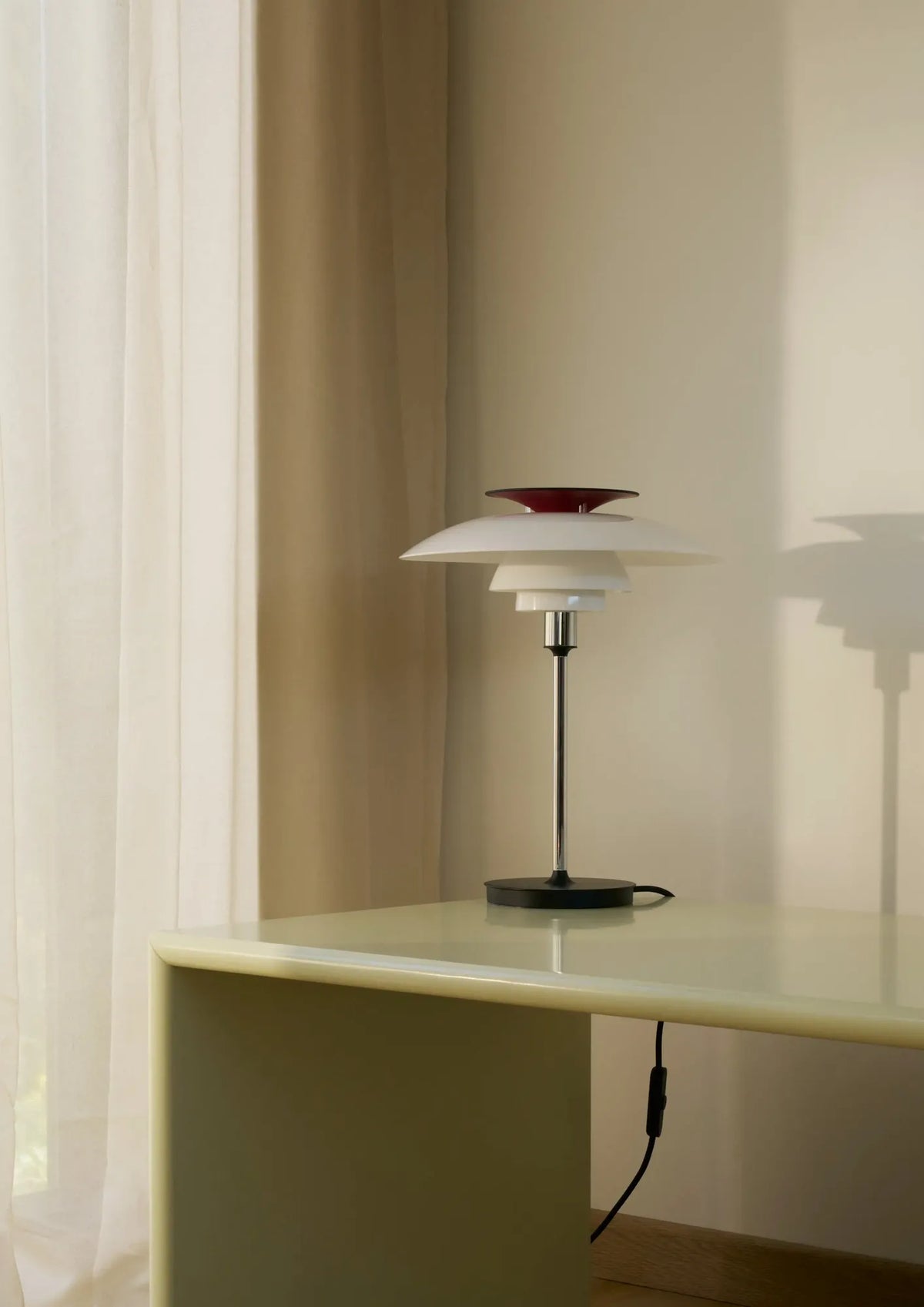 Lampe de table PH 80 de Poul Henningsen - Louis Poulsen-Blanc opalin et chrome-The Woods Gallery