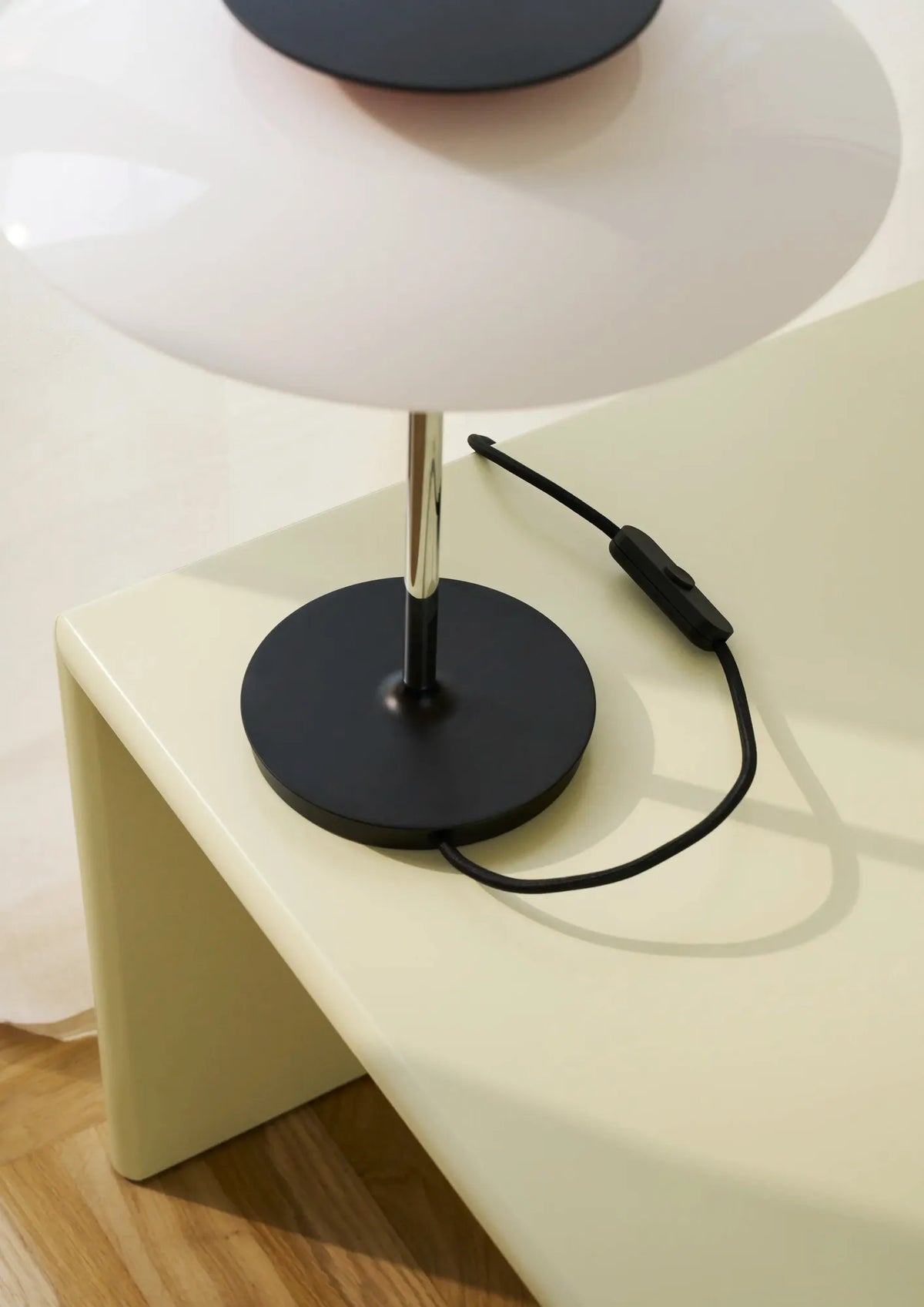 Lampe de table PH 80 de Poul Henningsen - Louis Poulsen-Blanc opalin et chrome-The Woods Gallery