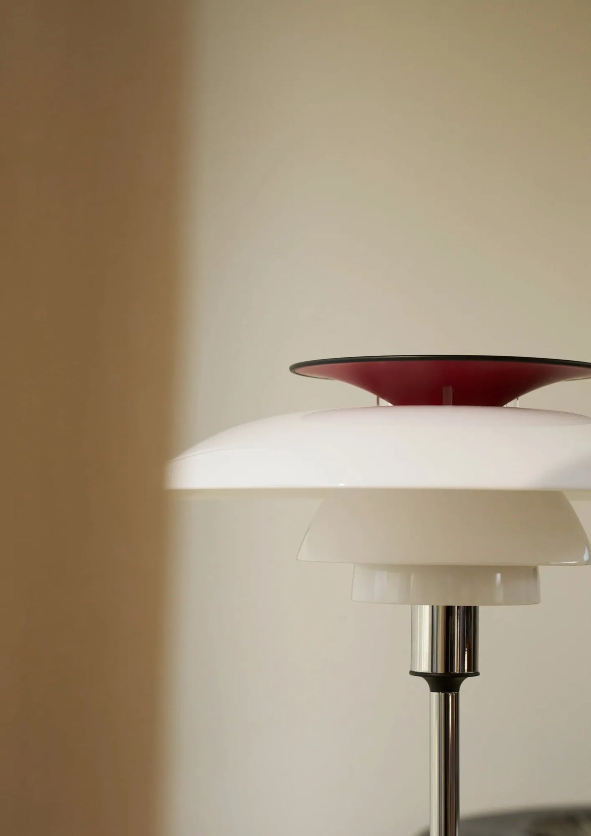 Lampe de table PH 80 de Poul Henningsen - Louis Poulsen-Blanc opalin et chrome-The Woods Gallery