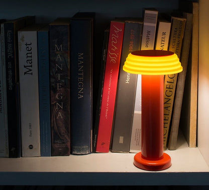 Lampe de table PL1 - George Sowden-Rouge et Jaune-The Woods Gallery