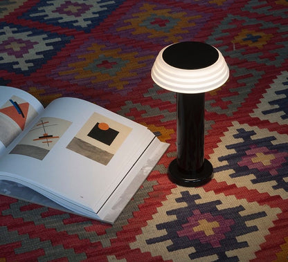 Lampe de table PL1 - George Sowden-Rouge et Jaune-The Woods Gallery