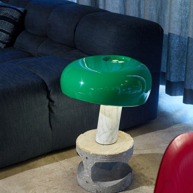 Lampe Snoopy orange de Flos dans un intérieur
