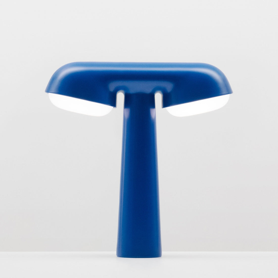 Lampe de table TGV de Ionna Vautrin - Moustache-Bleu, vue de face-The Woods Gallery