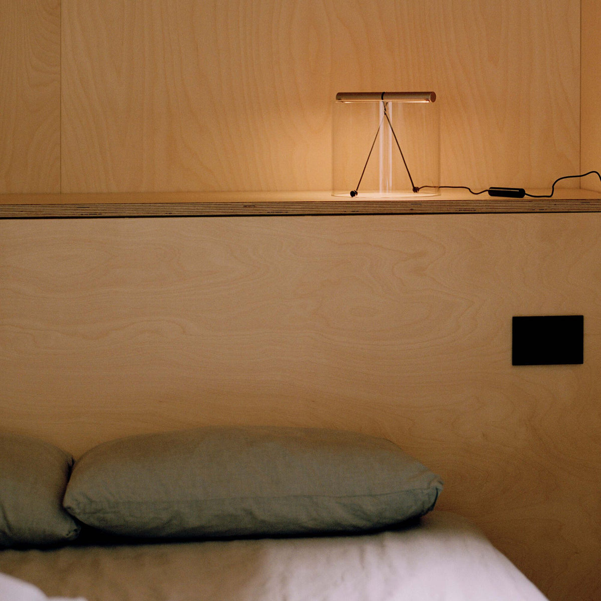 Lampe de table To-Tie de Guglielmo Poletti - Flos-T1, 21 × 21 × H 19 cm-The Woods Gallery