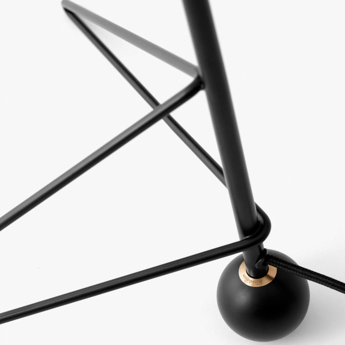 Lampe de table Tripod HM9 par Peter Hvidt &amp; Orla Mølgaard-Nielsen - &amp;Tradition-The Woods Gallery