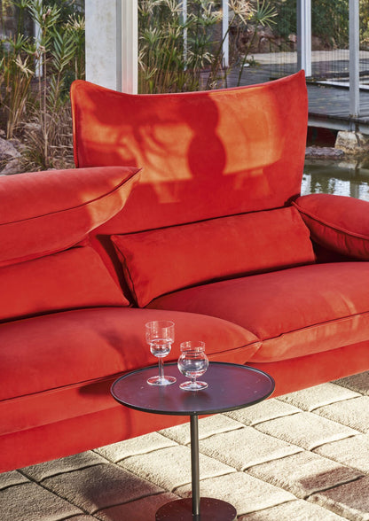 Canapé Maralunga 50 rouge de Vico Magistretti - Cassina-ambiance catalogue Cassina 2026-The Woods Gallery
