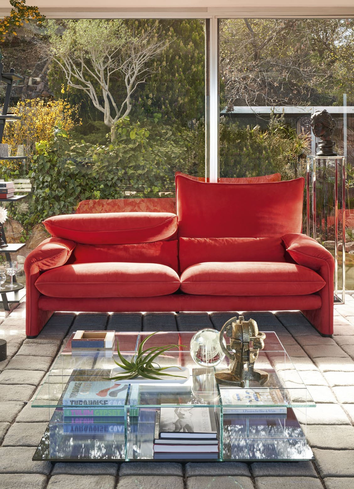 Canapé Maralunga 50 rouge de Vico Magistretti - Cassina-ambiance catalogue Cassina 2026 (vue 2)-The Woods Gallery