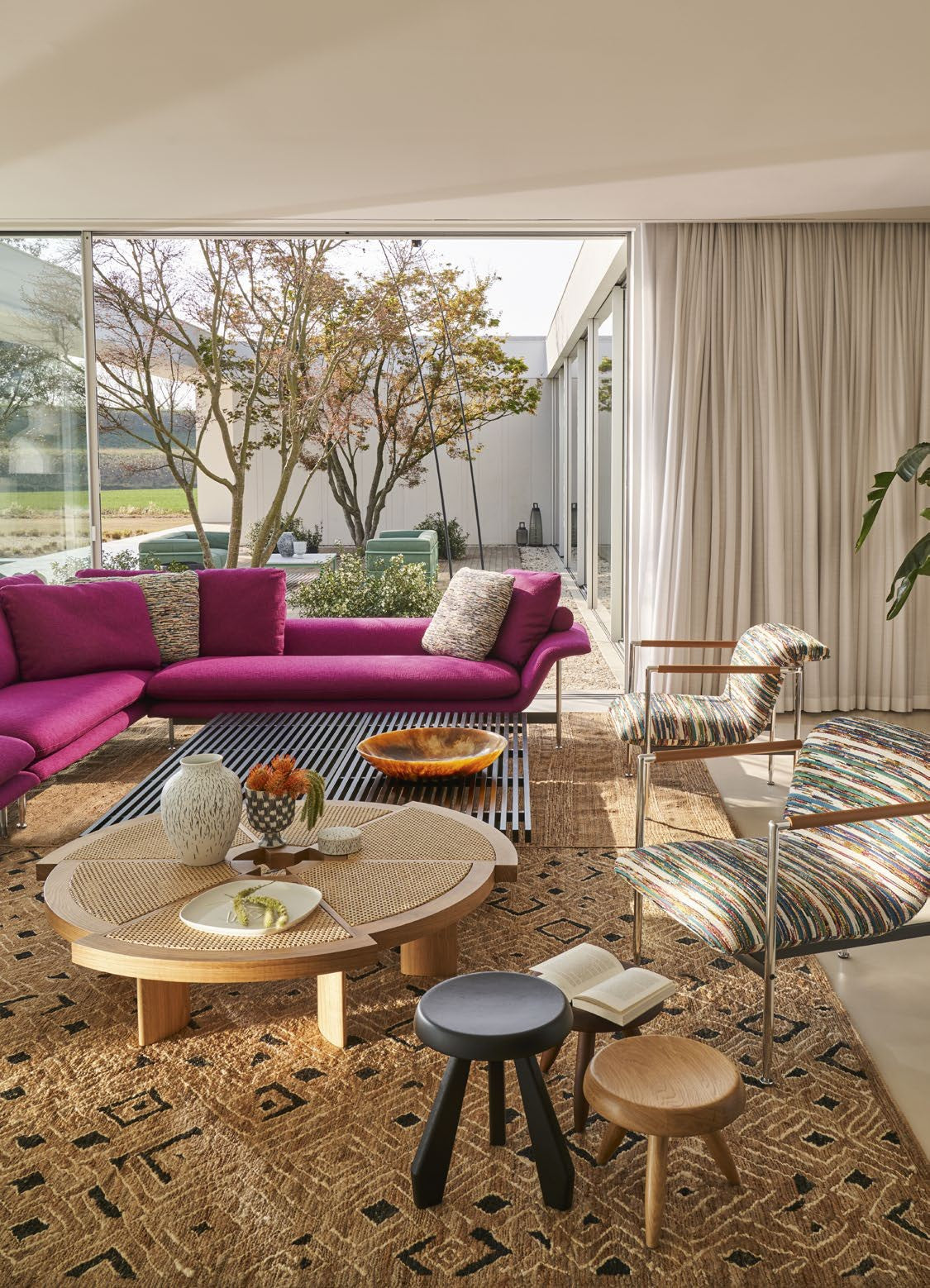 Table basse 529 Rio Ø 140 cm de Charlotte Perriand - Cassina-ambiance catalogue Cassina 2026 (vue 3)-The Woods Gallery