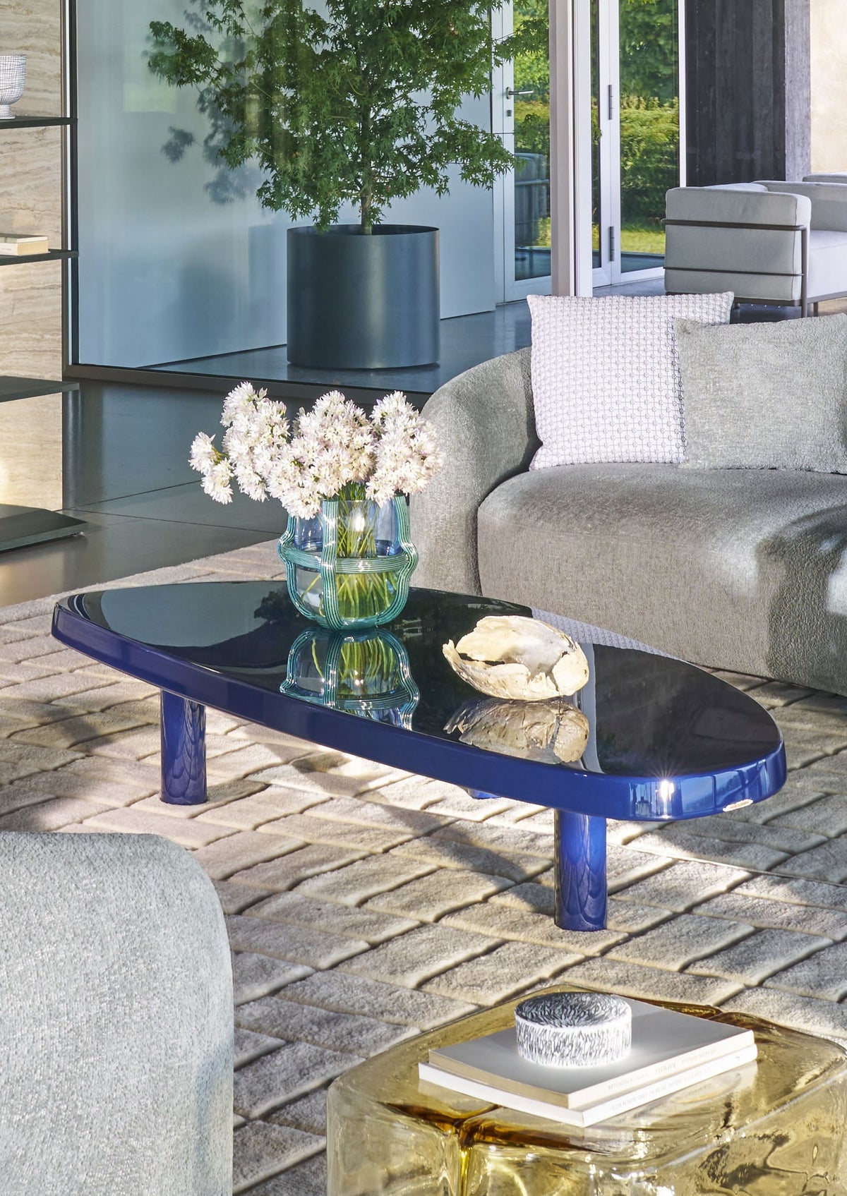 Table basse 589 en forme libre de Charlotte Perriand - Cassina-ambiance catalogue Cassina 2026-The Woods Gallery