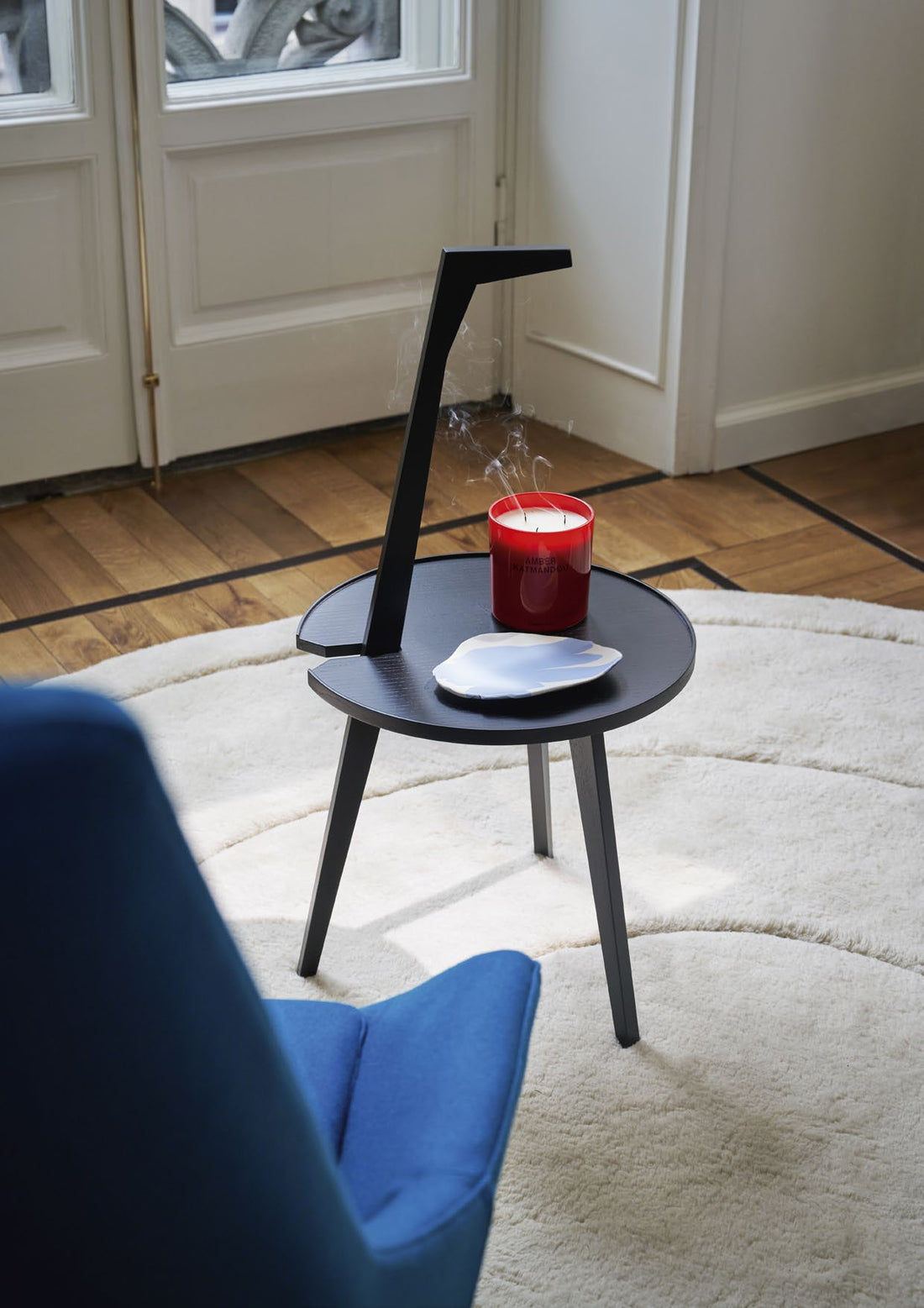 Table Cicognino Ø 40 cm de Franco Albini (exposition) - Cassina-ambiance catalogue Cassina 2026-The Woods Gallery