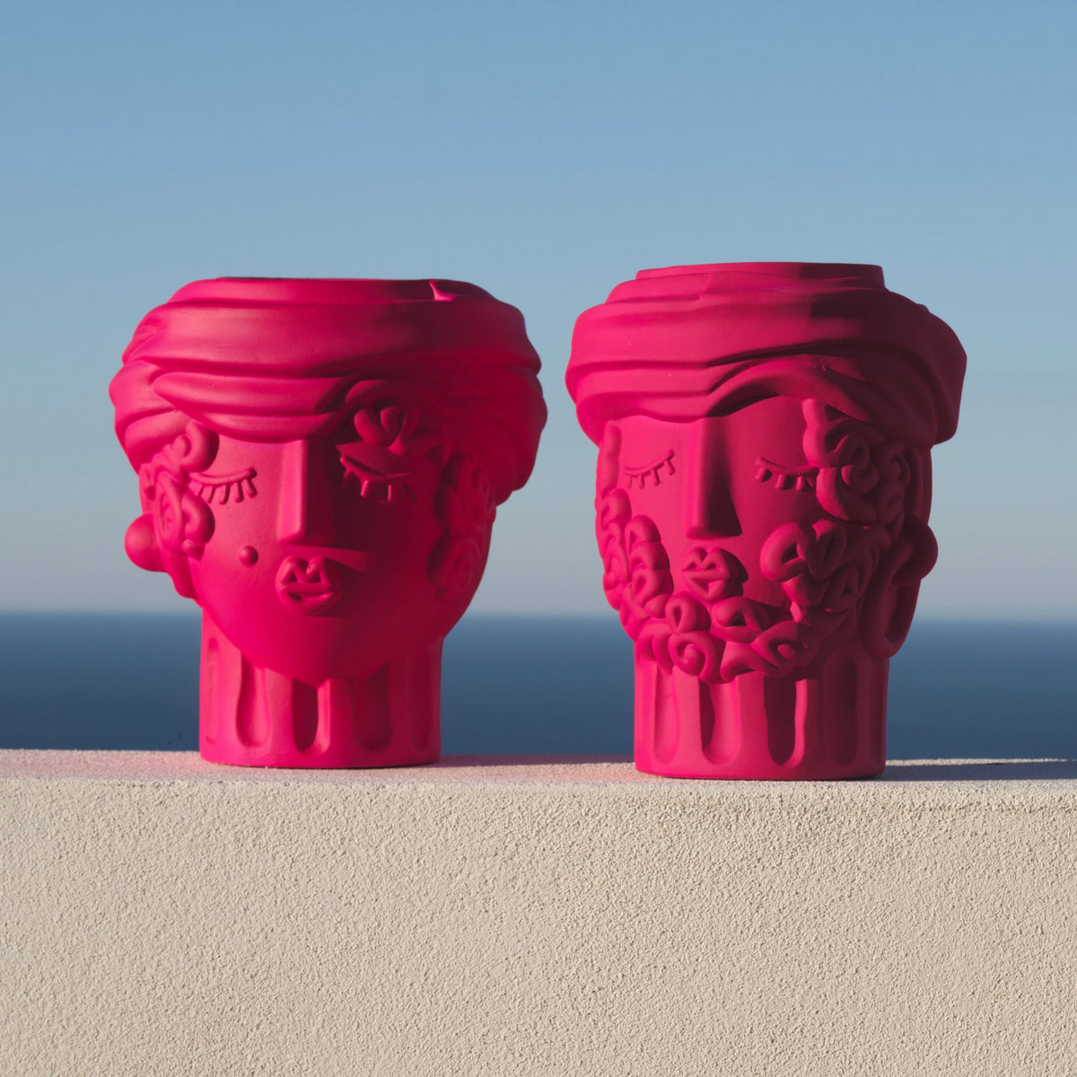 Vase Testa di Moro Man Magna Graecia rose de Antonio Aricò - Seletti-deux vases roses posés sur un muret, face à la mer-Seletti