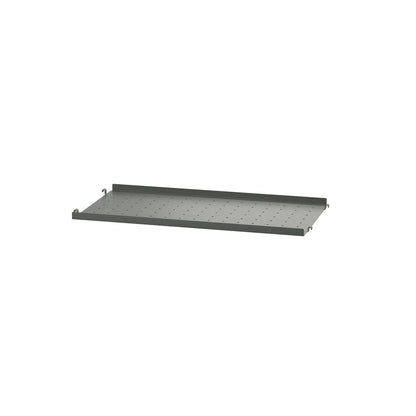 Etagère en métal perforée avec rebord, String Furniture, coloris gris foncé, 58x20cm, packshot sur fond blanc