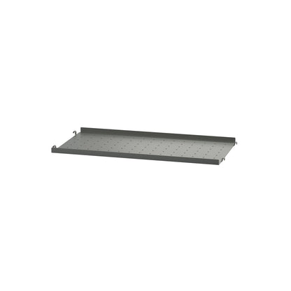 Etagère en métal perforée avec rebord, String Furniture, coloris gris foncé, 58x30cm, packshot sur fond blanc