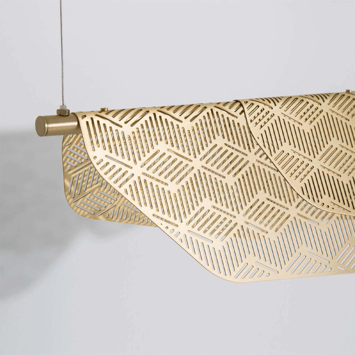 Mediterranea Grande Suspension de Noé Duchaufour-Lawrance - Petite Friture-détail du laiton-The Woods Gallery