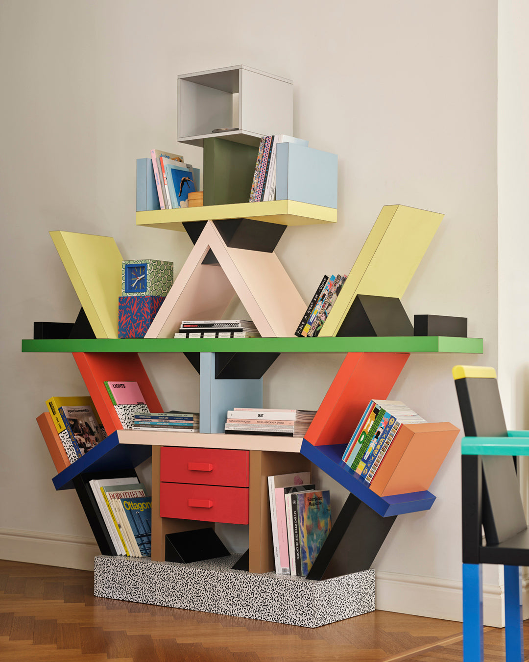 Bibliothèque Carlton par Ettore Sottsass - Memphis Milano-en situation dans un salon, garnie de livres-The Woods Gallery