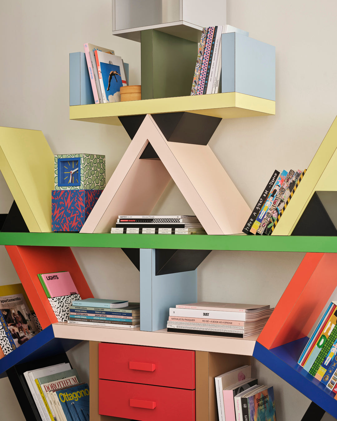 Bibliothèque Carlton par Ettore Sottsass - Memphis Milano-en situation, détail des étagères garnies de livres et d&