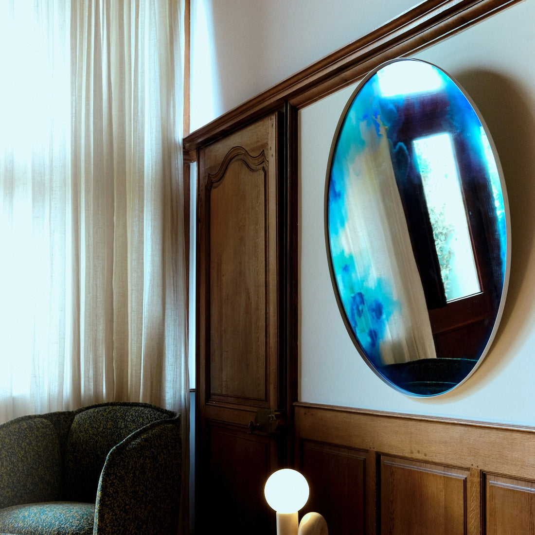 Miroir Francis Extra-Large Aquarelle Bleue-Jaune de Constance Guisset - Petite Friture-en situation-The Woods Gallery