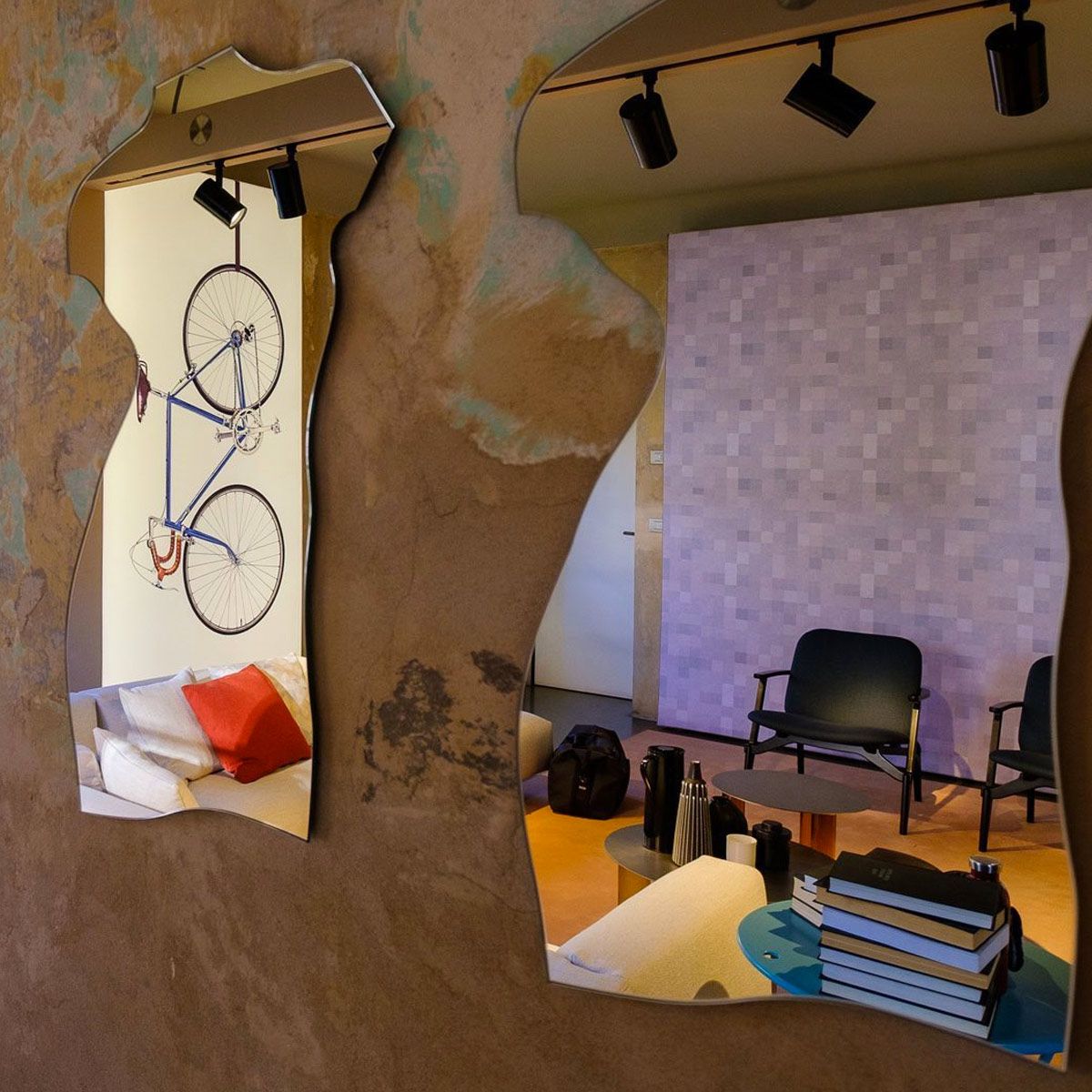 Miroir Milo de Carlo Mollino - Zanotta-en situation dans un atelier, objets accrochés au mur-The Woods Gallery