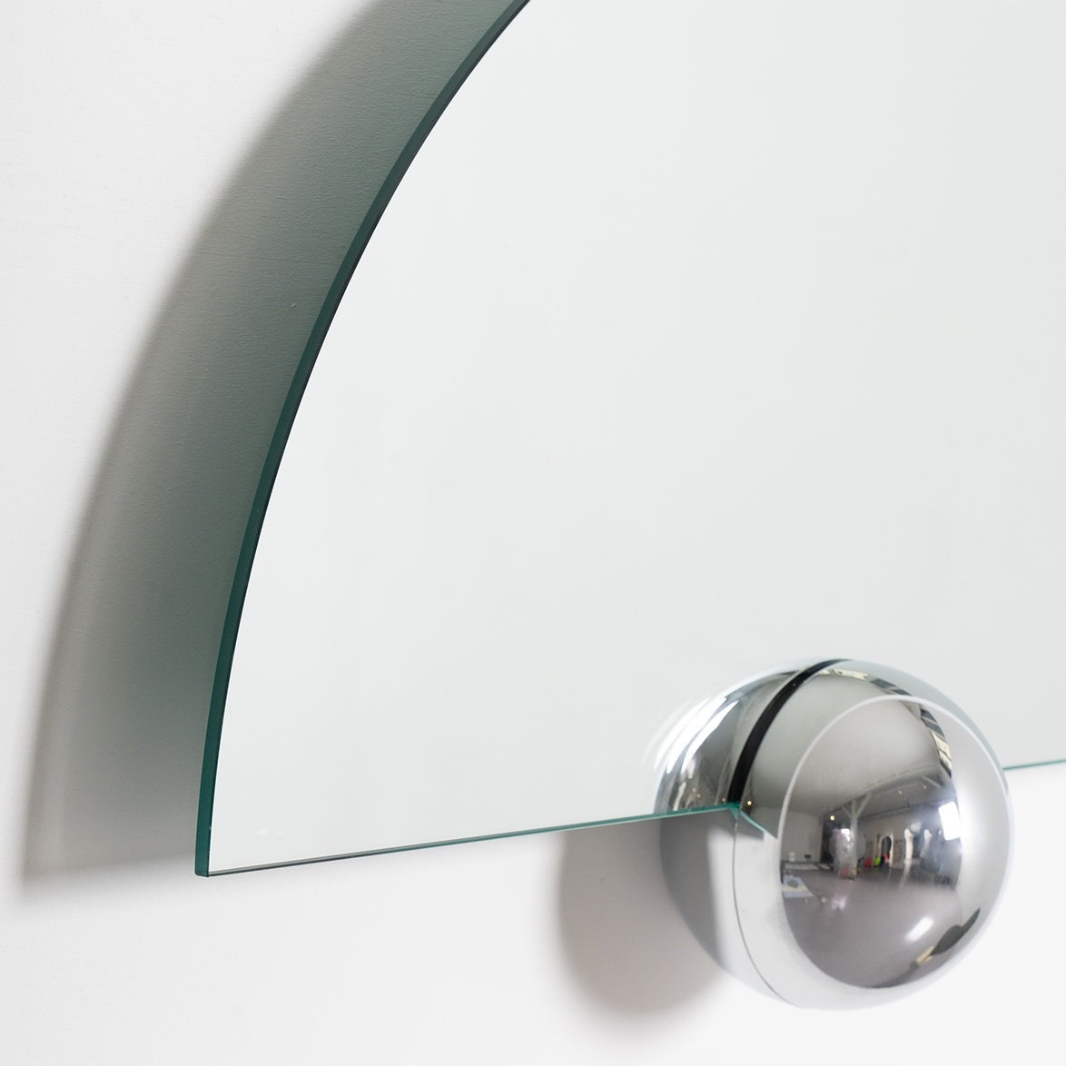 Miroir Sphera Half Moon de Jean-Baptiste Fastrez - Moustache-The Woods Gallery