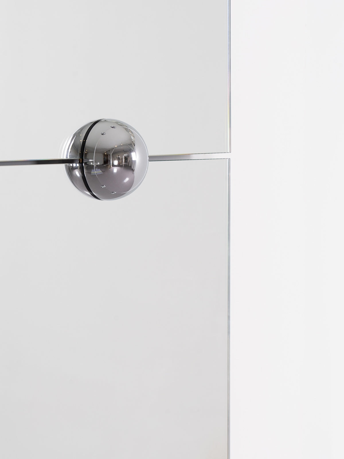 Miroir Sphera Oblong L de Jean-Baptiste Fastrez - Moustache-The Woods Gallery