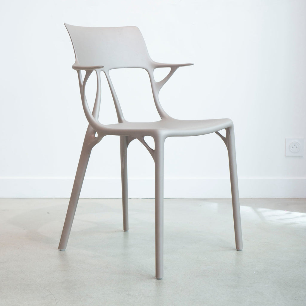 Modèles d'exposition de la chaise A.I de Philippe Starck - Kartell-blanc-The Woods Gallery