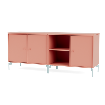 Module de Rangement Save par Peter J. Lassen, laque 151 Rhubarb, sur pieds 148 Flint, packshot Montana