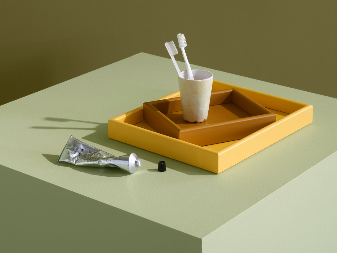 Set de 2 plateaux Arrange Montana en situation : plateau moyen Acacia et petit plateau Amber