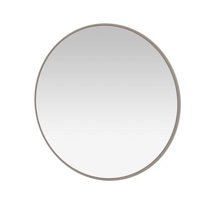 Miroir Colour Frame AROUND Montana, cadre laqué 141 Truffle, vue de trois quarts sur fond blanc