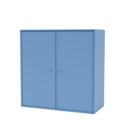 Meuble de rangement Cover Montana, laque 154 Azure, suspendu au rail mural, vue de trois quarts sur fond blanc