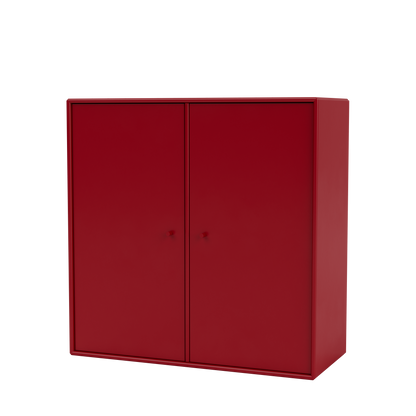 Meuble de rangement Cover Montana, laque 165 Beetroot, suspendu au rail mural, vue de trois quarts sur fond blanc