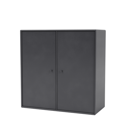 Meuble de rangement Cover Montana, laque 36 Coal, suspendu au rail mural, vue de trois quarts sur fond blanc